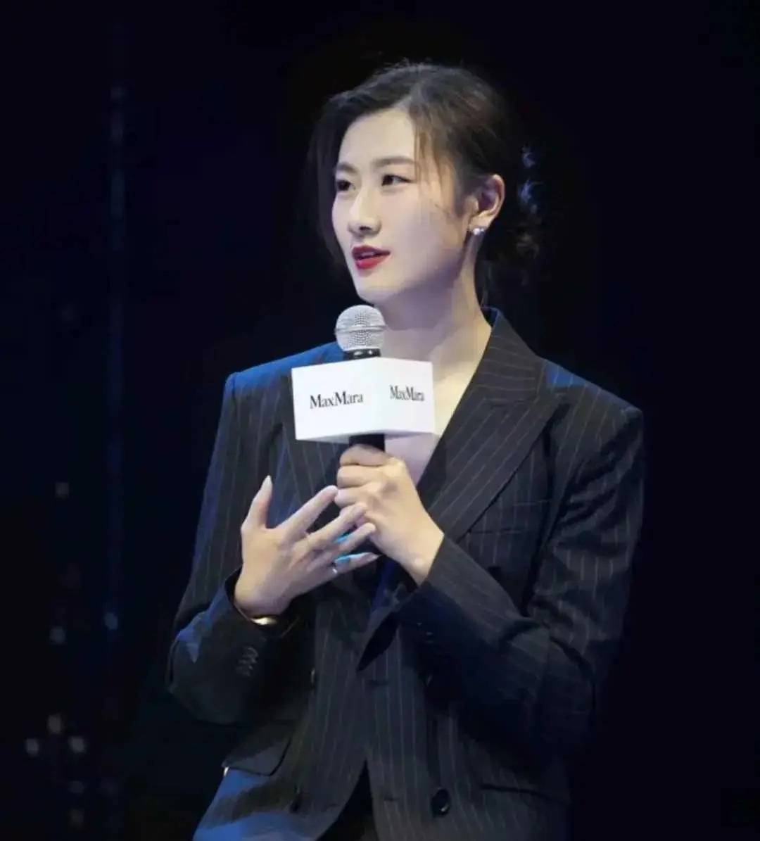 足球名将在社交媒体公布喜讯，粉丝倾心祝福的简单介绍